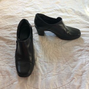 Clarks Bendables Black Leather side zip Booties 8M